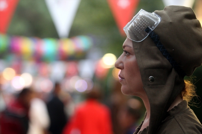 Canlı heykellerden sanatsal performans